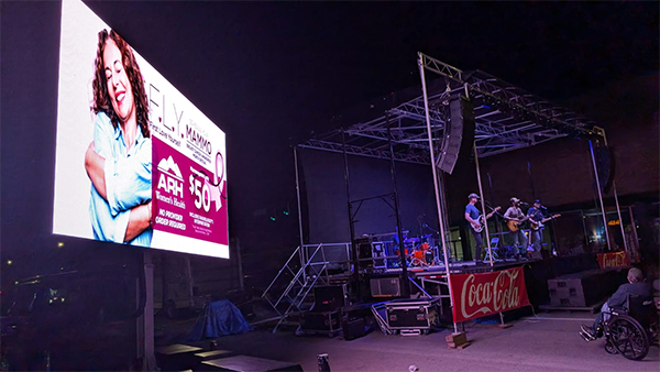 LED广告拖车在美国助力品牌巡演活动